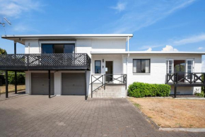 Lake Vista at Two Mile Bay- Taupo Central Holiday Home